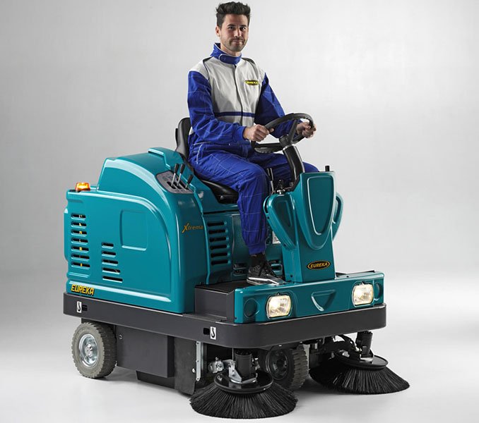 Ride-on Sweeper Machine